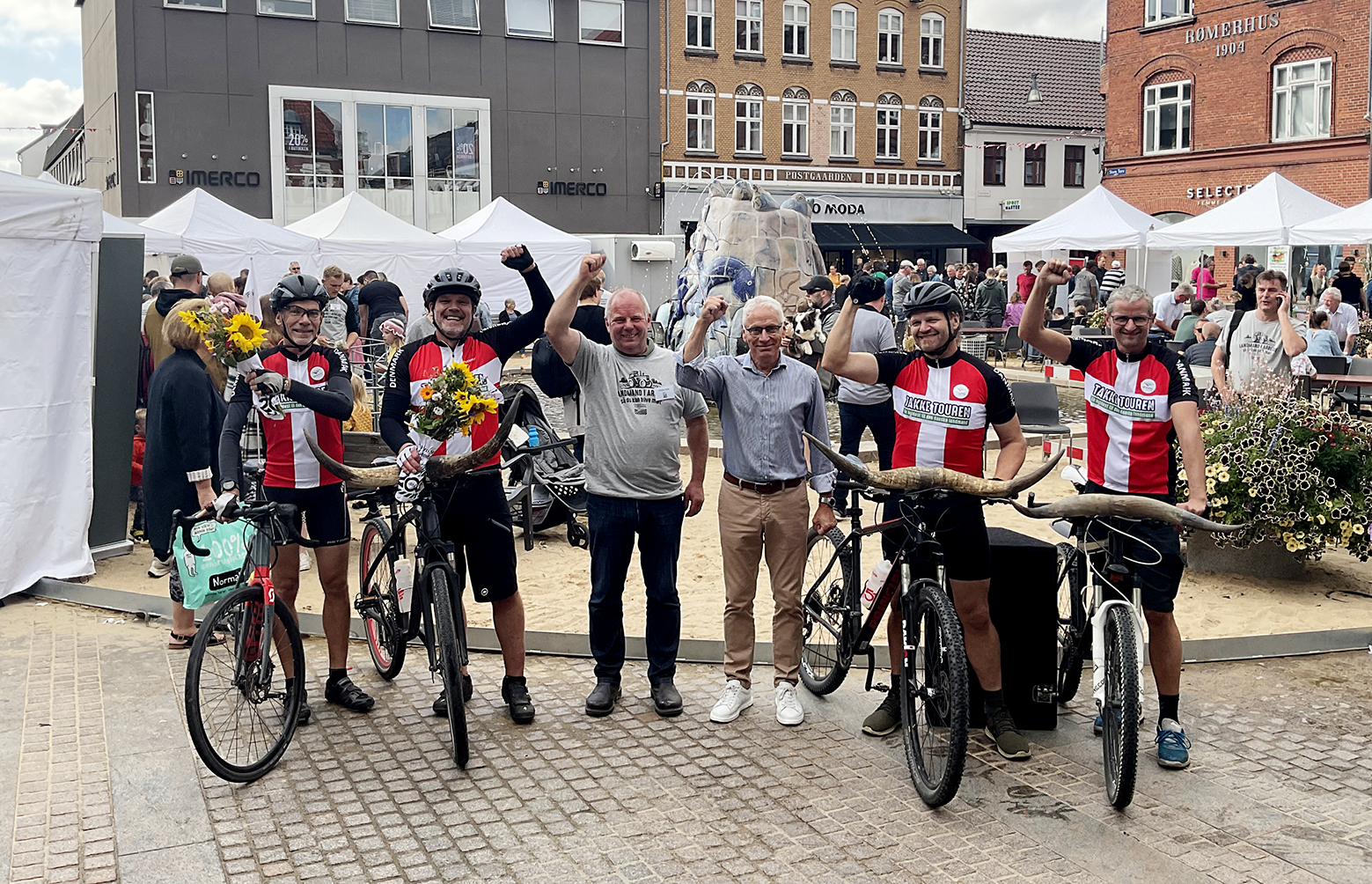 Flere end 50 landmænd fik besøg af de dannebrogsklædte ryttere på Takke Touren