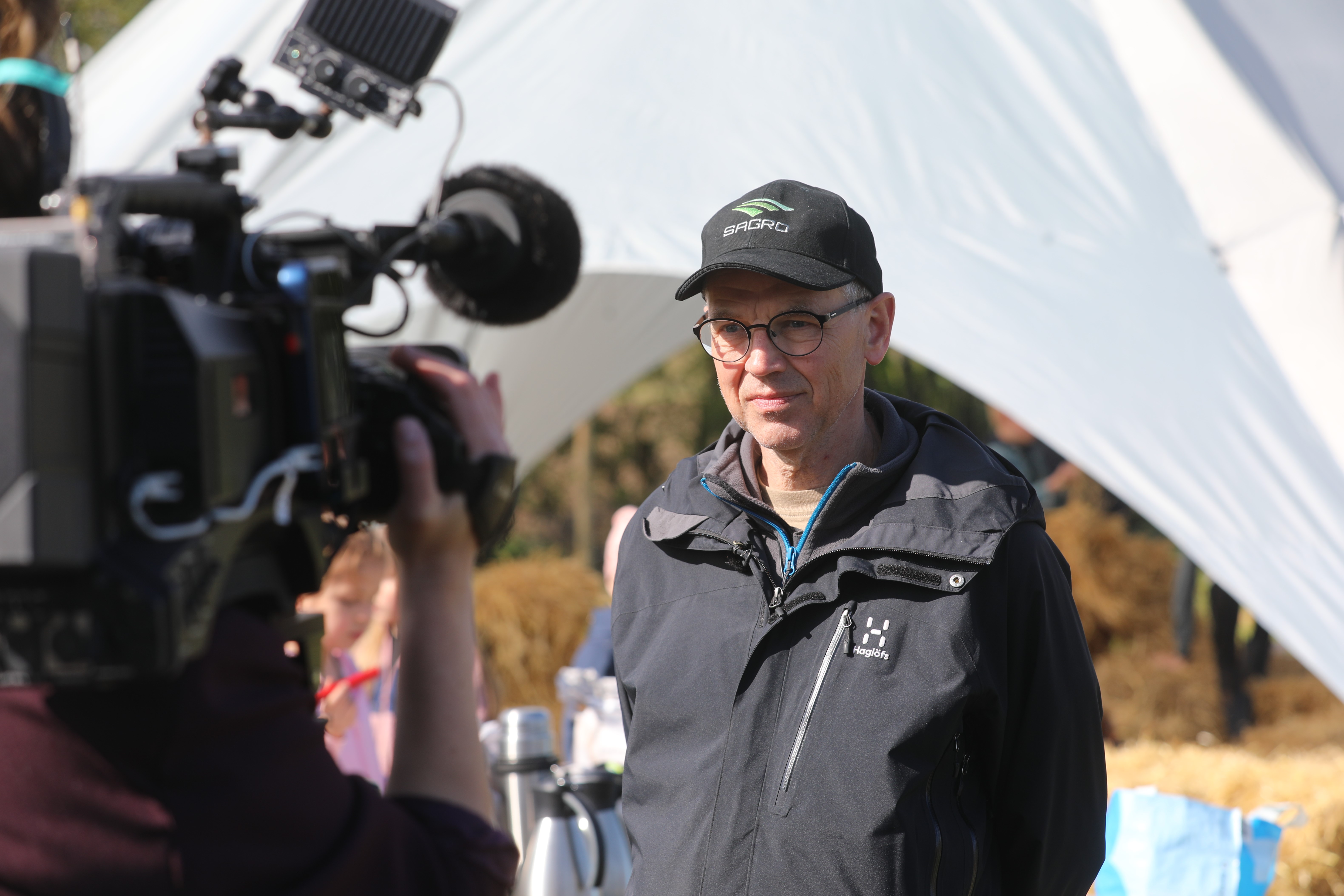 "De grå mænd" trak adskillige børnehaver og en tv-station til