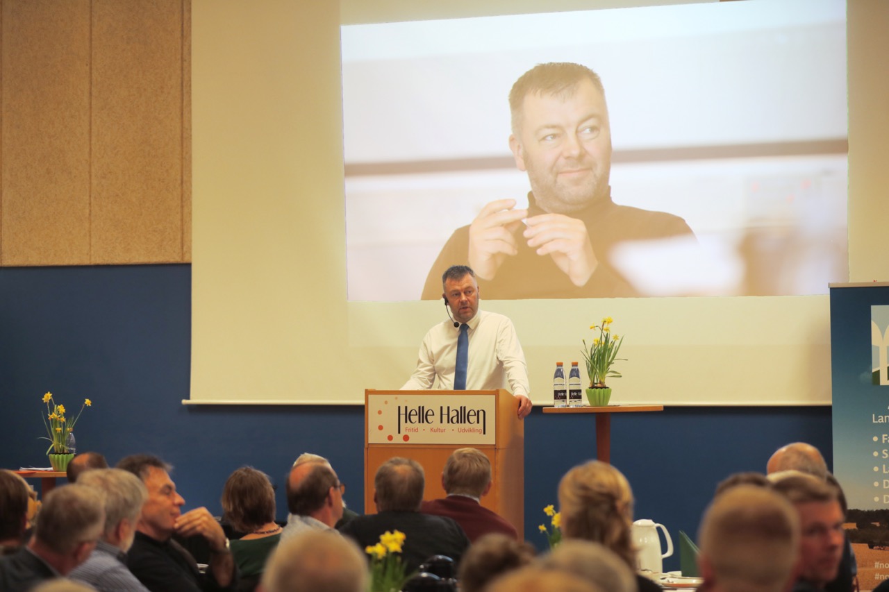 Lokal trepart og formandsfarvel i centrum