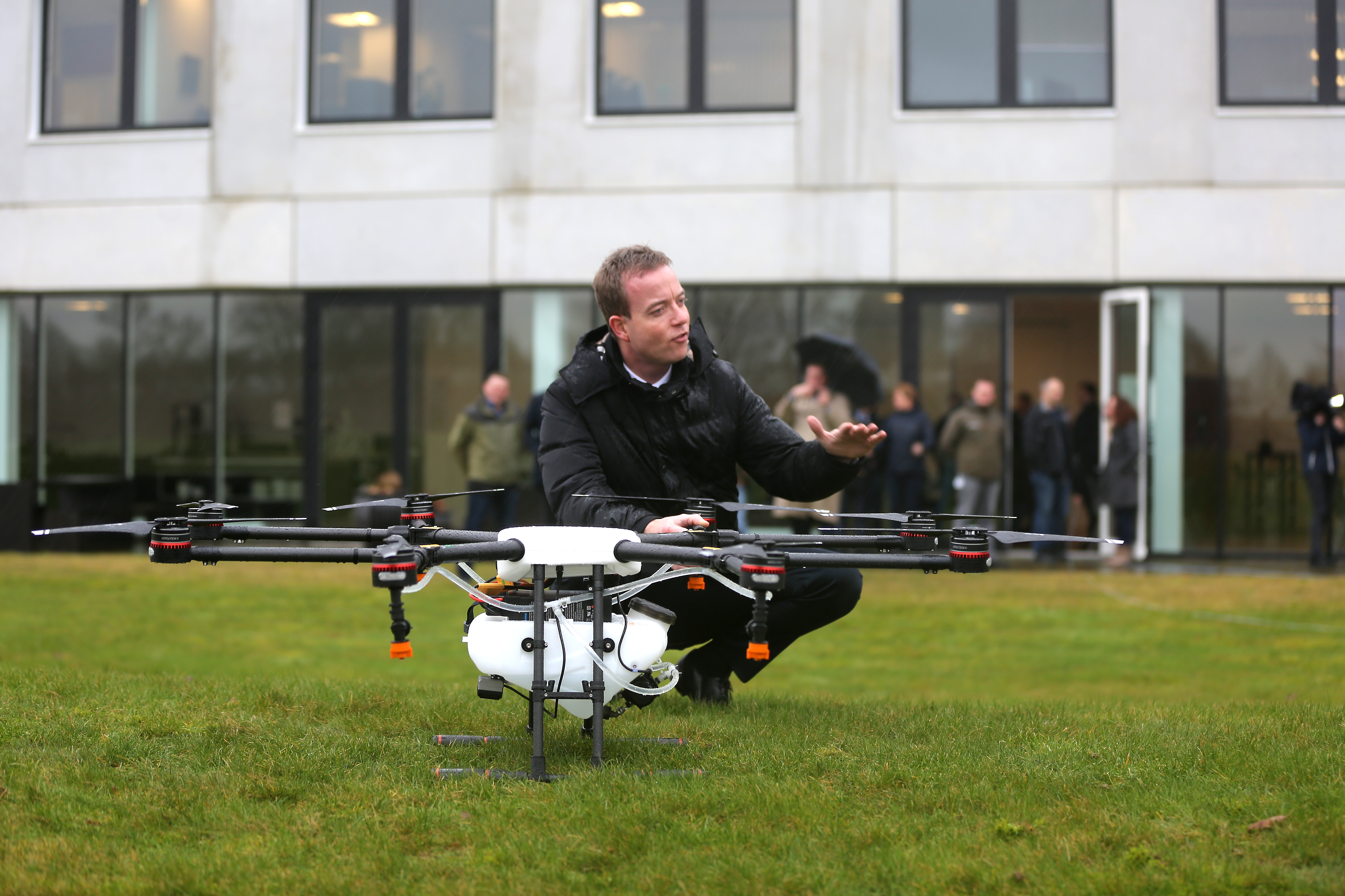 Esben Lunde Larsen så på droner hos SAGRO