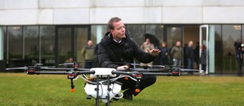 Esben Lunde Larsen så på droner hos SAGRO