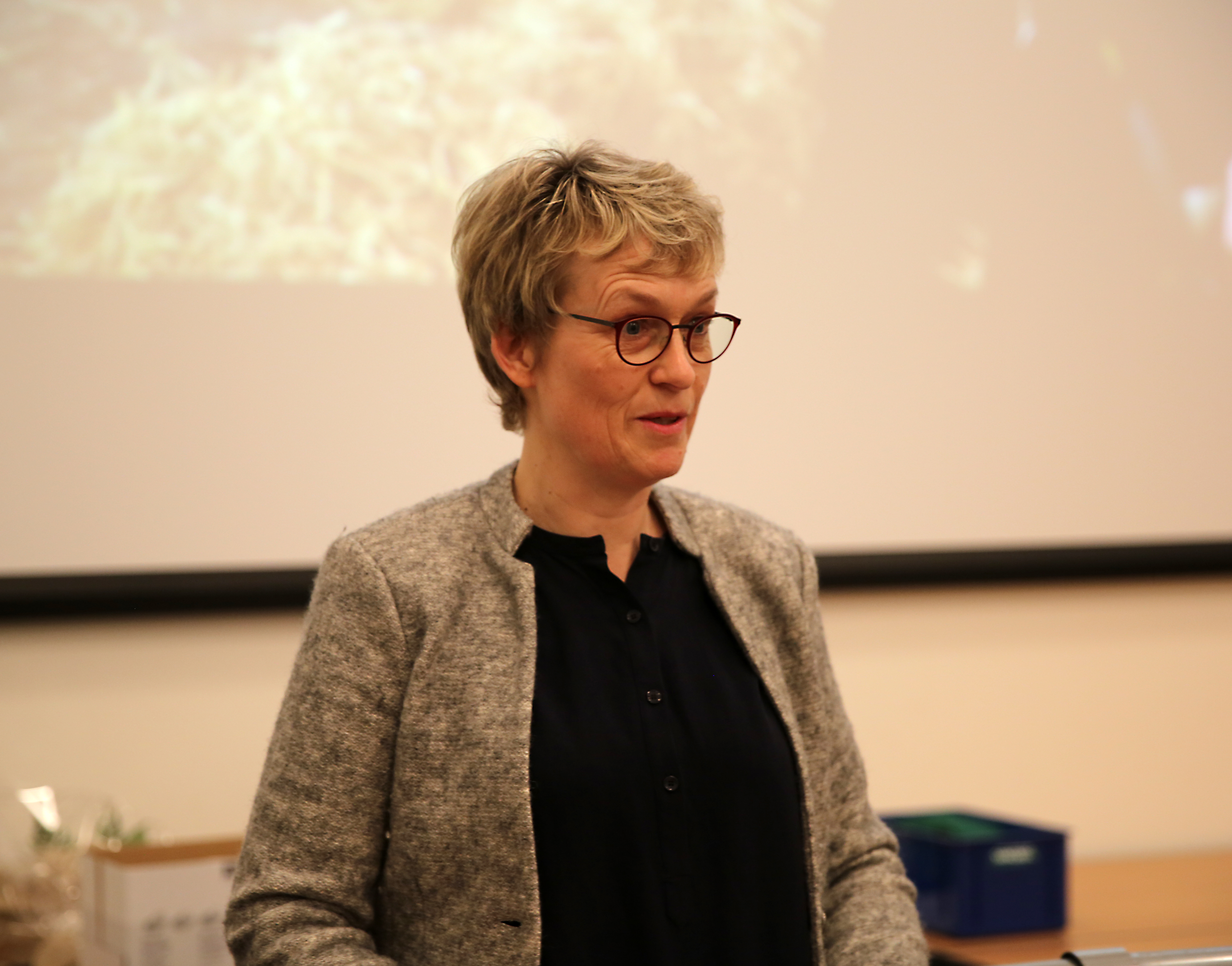 Man skal sidde med ved bordet