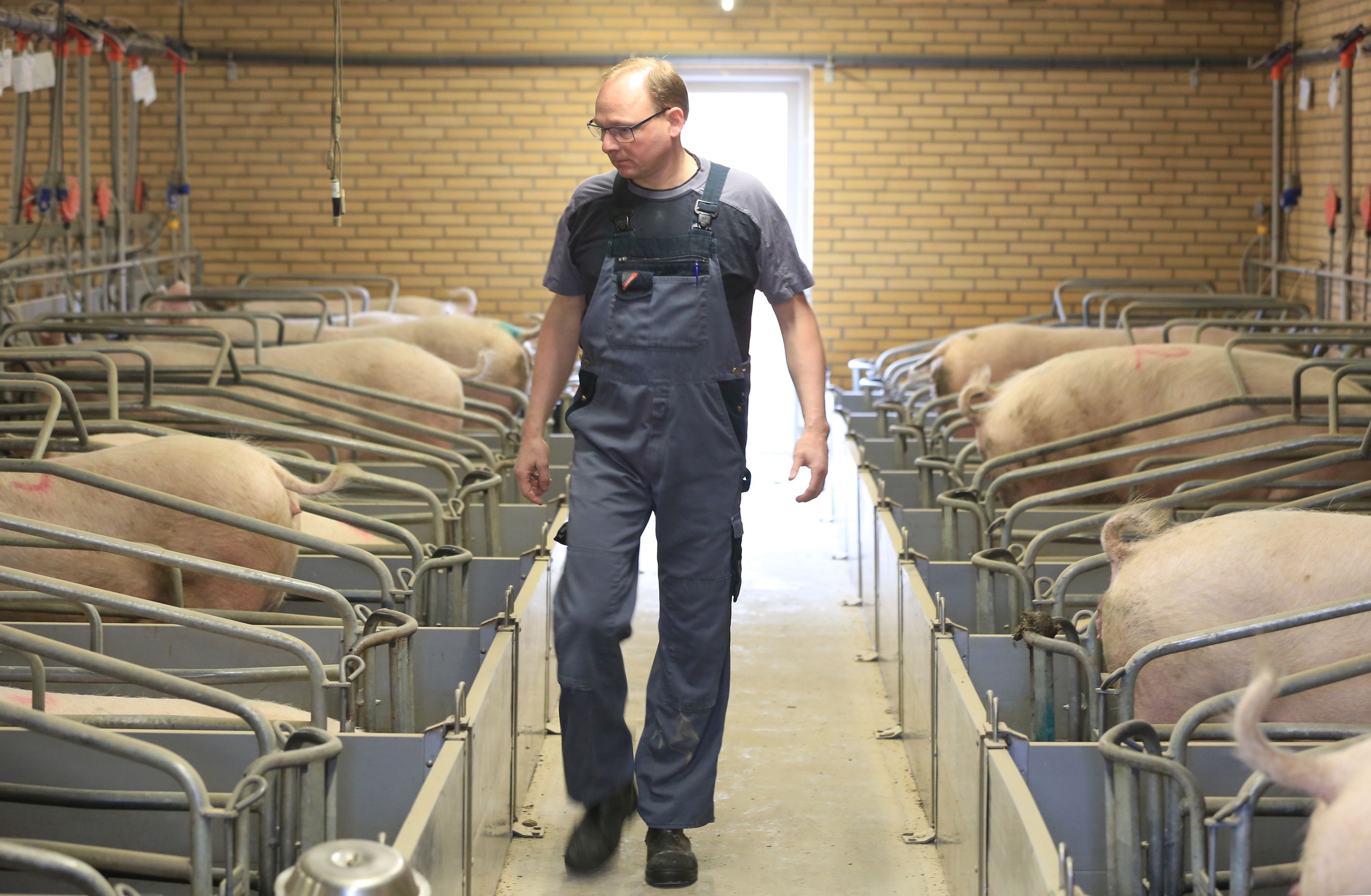 Vi sidder ikke med armene over kors