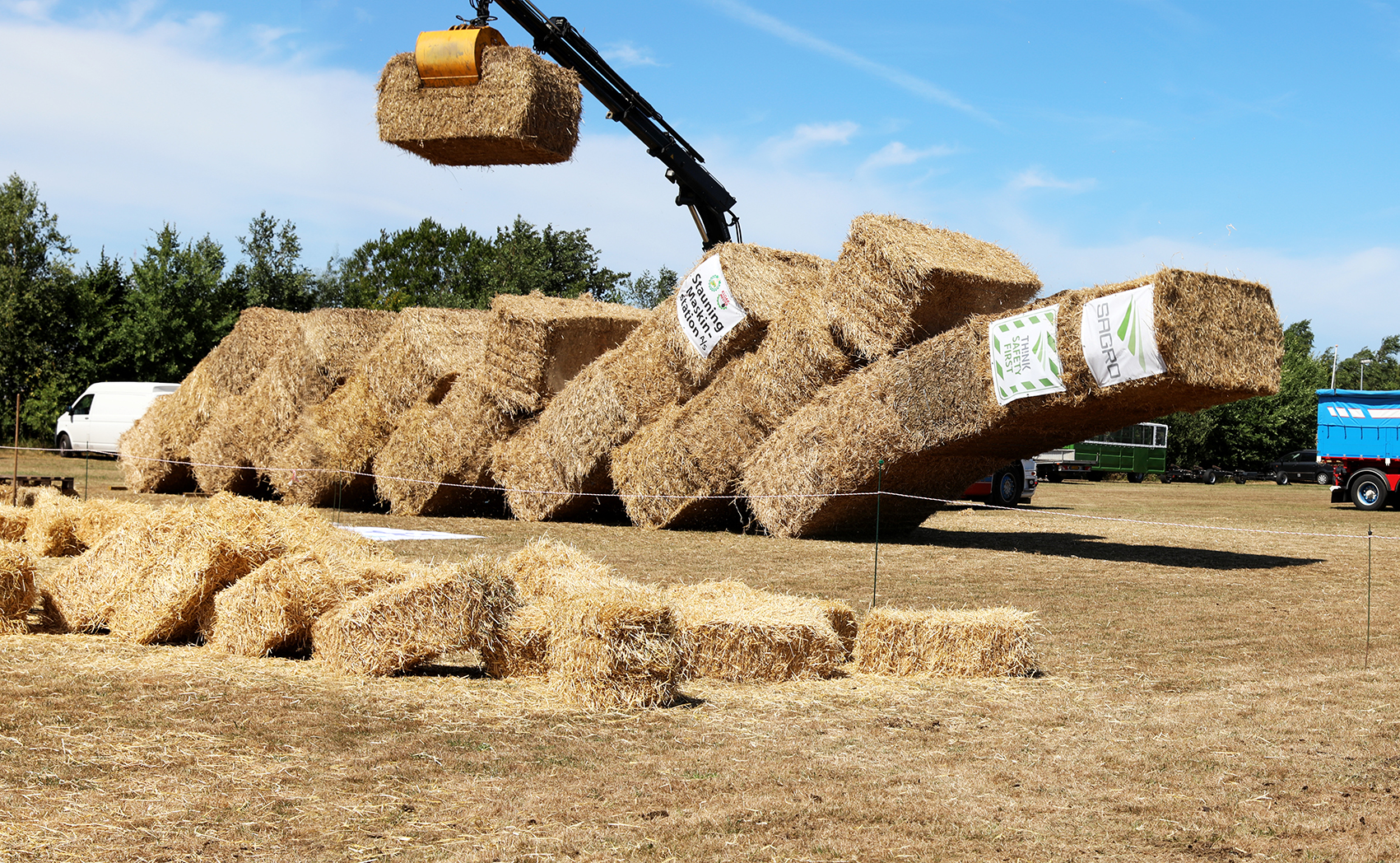 SAGRO sætter fokus på sikkerhed med verdens største dominobrikker af halm