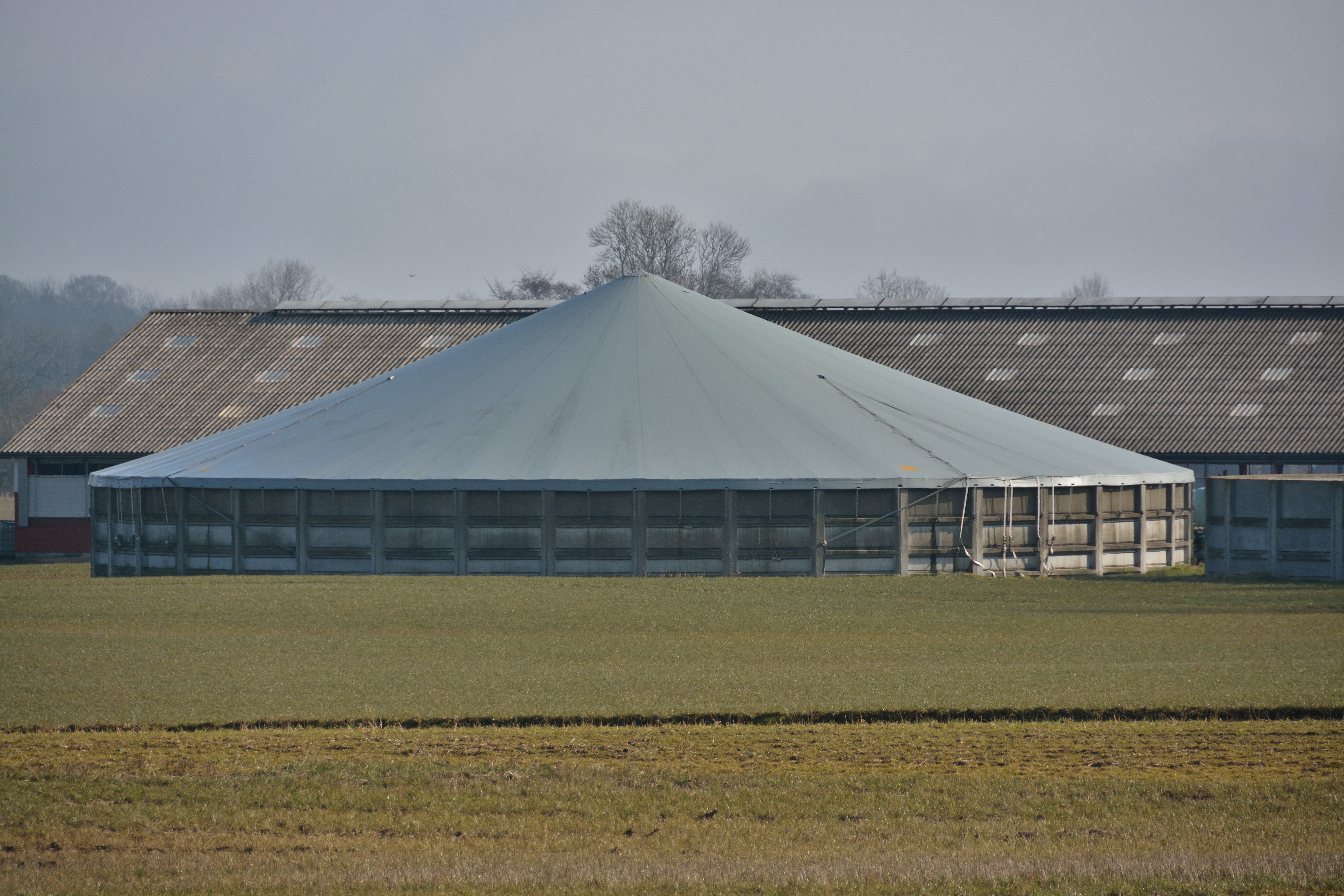 Er teltoverdækningen på gyllebeholderen lukket?