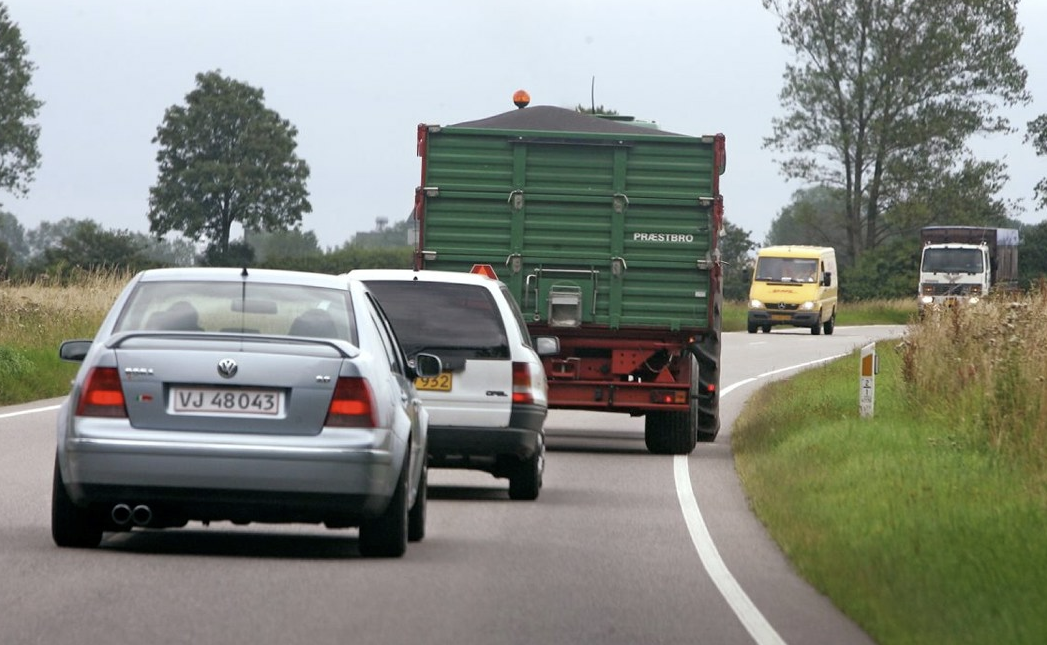 Bøde for at danne bilkø med traktor