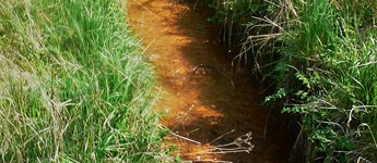 Røde vandløb kan skyldes ulovlig drænspuling